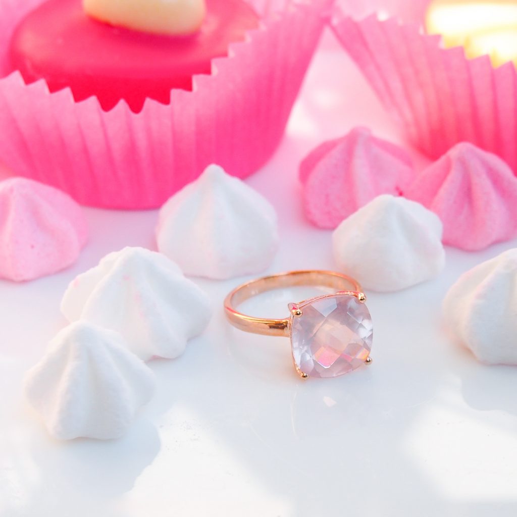 Bague Solitaire AlexBok bijoux en argent 925 doré or rose et quartz rose coussin