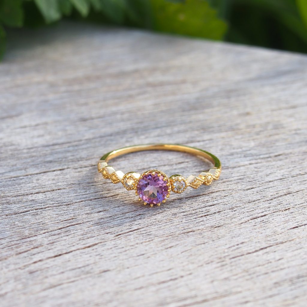 Bague fine et délicate pour femme argent 925 doré or jaune et améthyste lavande-AlexBok création de bijoux pour femme en pierres naturelles