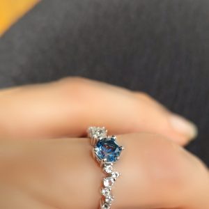 Bague Aurore argent 925 rhodié et topaze blue london-AlexBok gemmologue et création bijoux pour femme en pierres fines