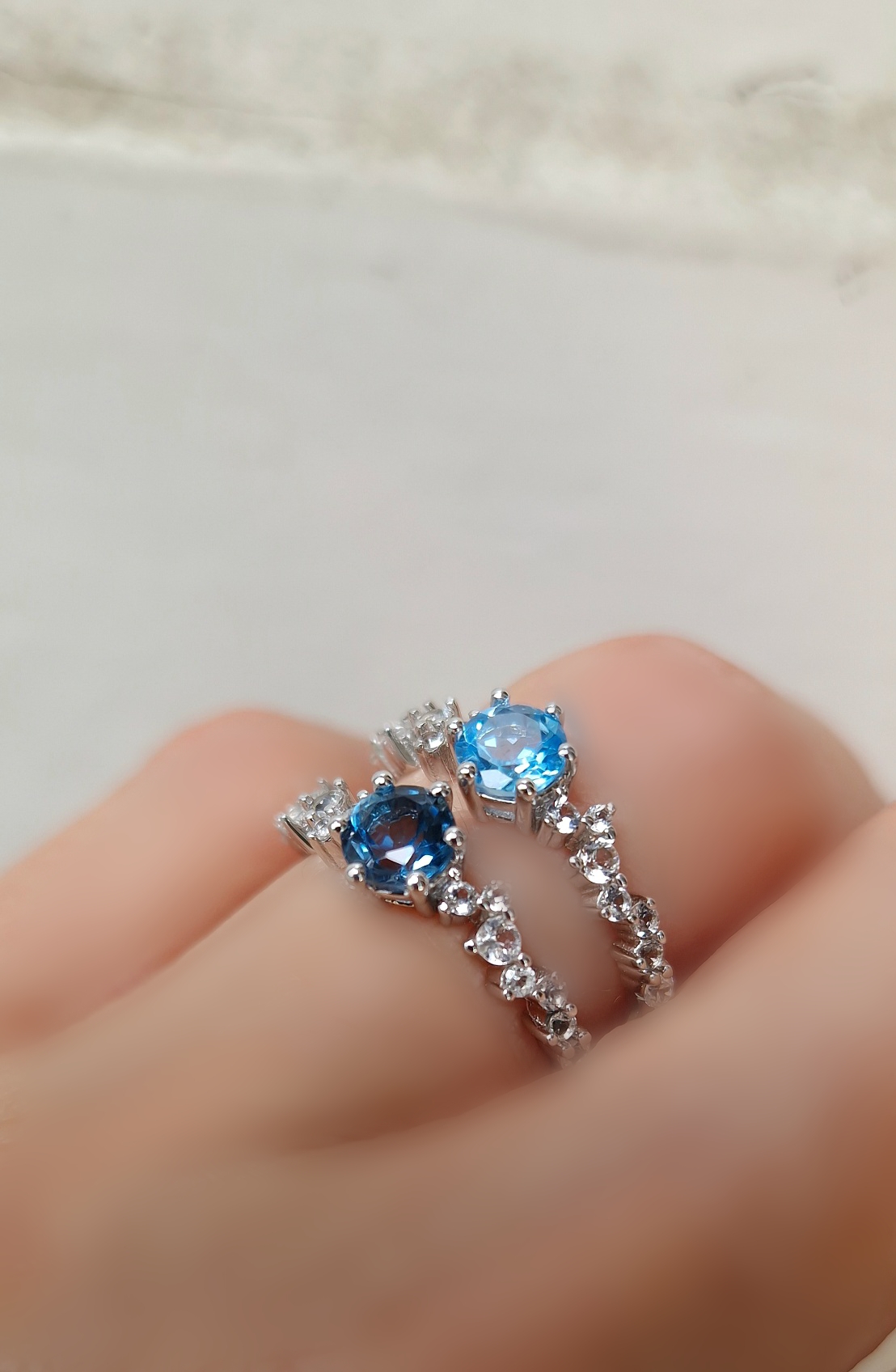 Bagues Aurore argent rhodié, topaze blue london et topaze swiss blue-AlexBok gemmologue et créatrice de bijoux pour femme en pierres naturelles Bagues Aurore argent rhodié, topaze blue london et topaze swiss blue-AlexBok gemmologue et créatrice de bijoux pour femme en pierres naturelles