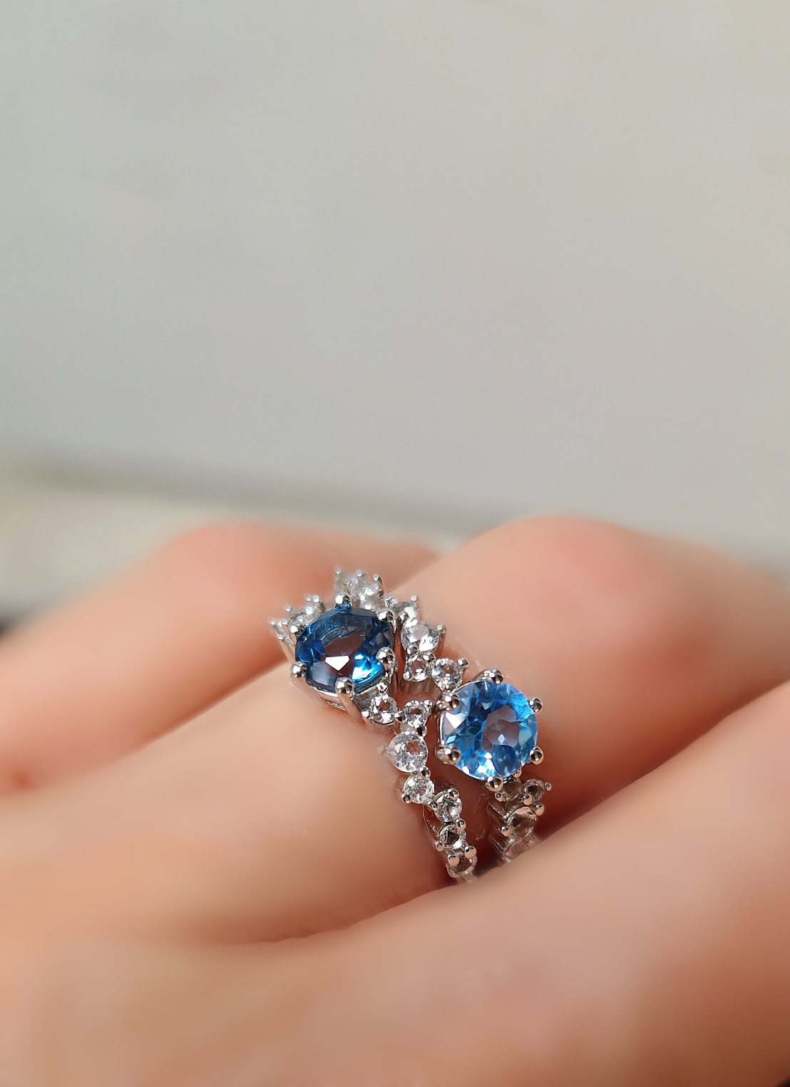 Bagues Aurore argent 925 rhodié, topaze blue london et topaze swiss blue-AlexBok gemmologue et créatrice de bijoux pour femme en pierres naturelles Bagues Aurore argent 925 rhodié, topaze blue london et topaze swiss blue-AlexBok gemmologue et créatrice de bijoux pour femme en pierres naturelles