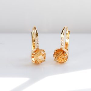 Boucles d'oreilles dormeuses pour femme en argent doré or jaune sertie d'une citrine ronde et de topazes incolores sur la bélière.