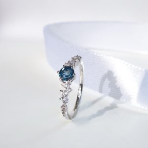 Bague Aurore argent 925 rhodié et topaze blue london-AlexBok gemmologue et création bijoux pour femme en pierres naturelles