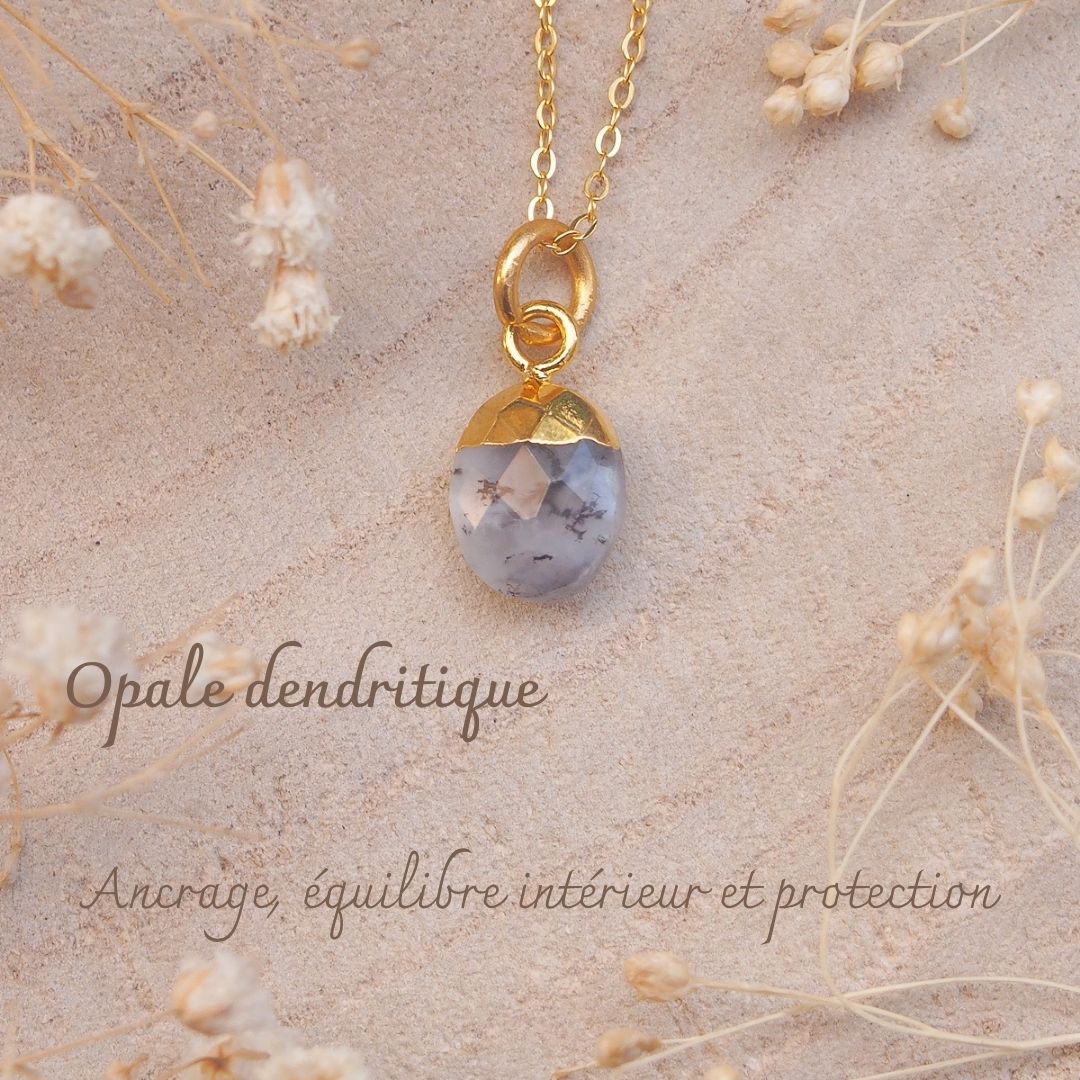 Pendentif kiss me en laiton doré et opale dendritique ovale monté sur chaîne argent doré-AlexBok gemmologue et créatrice de bijoux pour femme en pierres naturelles Petit pendentif doré avec opale dendritique ovale monté sur chaîne argent doré