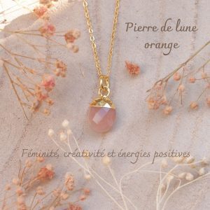Petit pendentif doré avec pierre de lune orange ovale monté sur chaîne argent doré