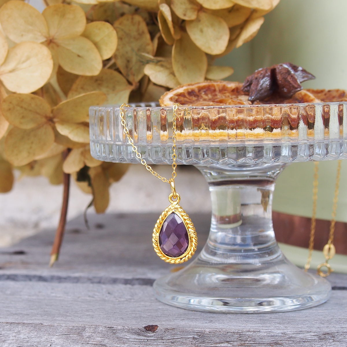 Collier Olympe en laiton doré et améthyste forme poire dans un serti torsadé monté sur chaîne argent doré
