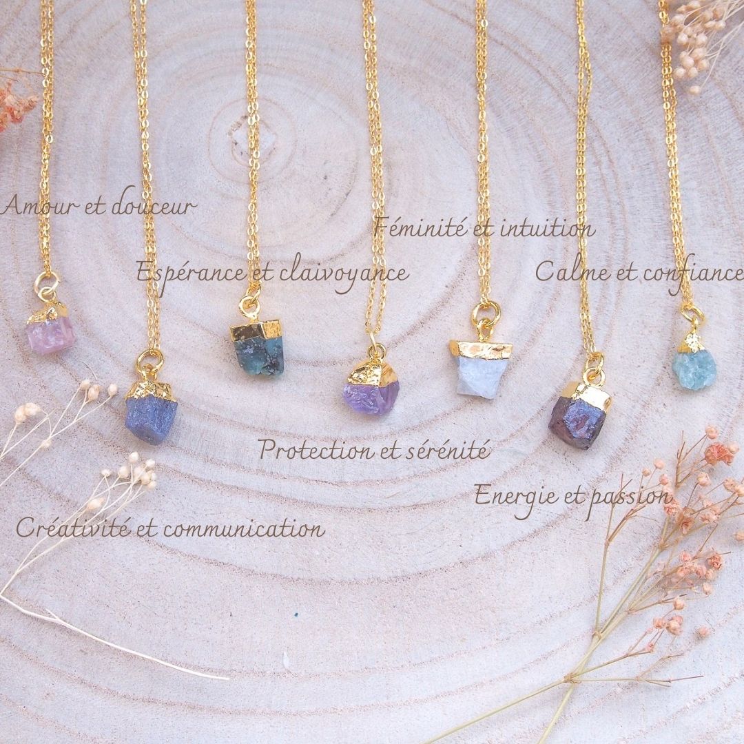 Pendentifs Esprit libres Chaine sertis de pierres naturelles brutes montées sur cuivre doré avec quartz rose, tanzanite, émeraude, améthyste, pierre de lune, grenat et aigue marine sur chaîne argent doré Pendentifs Esprit libres Chaine sertis de pierres naturelles brutes montées sur cuivre doré avec quartz rose, tanzanite, émeraude, améthyste, pierre de lune, grenat et aigue marine sur chaîne argent doré