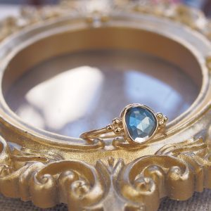 Bague en argent 925 doré or jaune sertie d'une topaze blue london taille rose-AlexBok gemmologue et créatrice de bijoux pour femme en pierres naturelles