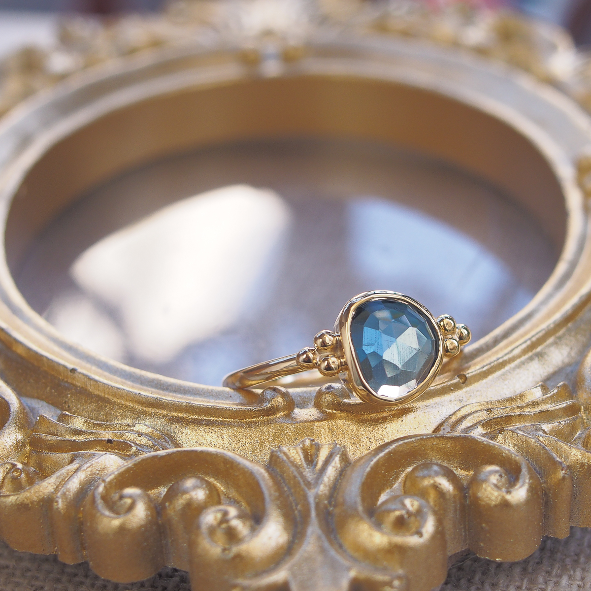 Bague en argent 925 doré or jaune sertie d'une topaze blue london taille rose-AlexBok gemmologue et créatrice de bijoux pour femme en pierres naturelles