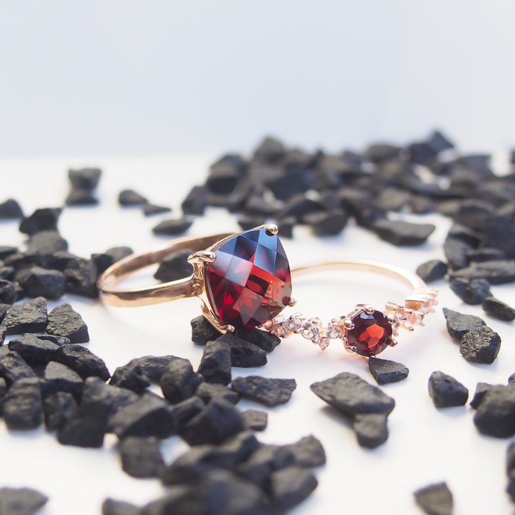 Bague Solitaire et bague Aurore en argent 925 doré or rose sertie de grenat rouge et de topazes incolores-AlexBok gemmologue et créatrice de bijoux pour femme en pierres naturelles