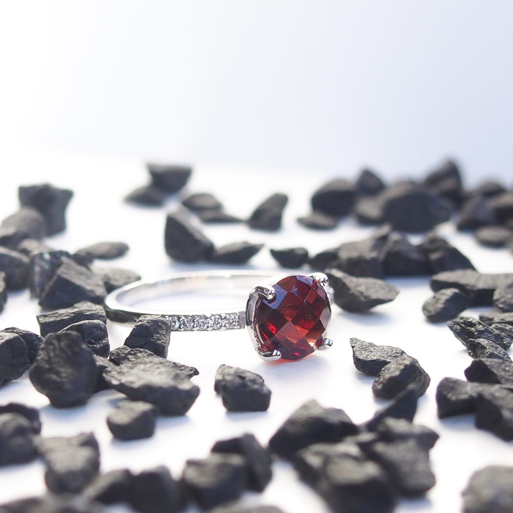 Bague Solitaire et bague Aurore en argent 925 doré or rose sertie de grenat rouge et de topazes incolores-AlexBok gemmologue et créatrice de bijoux pour femme en pierres naturelles