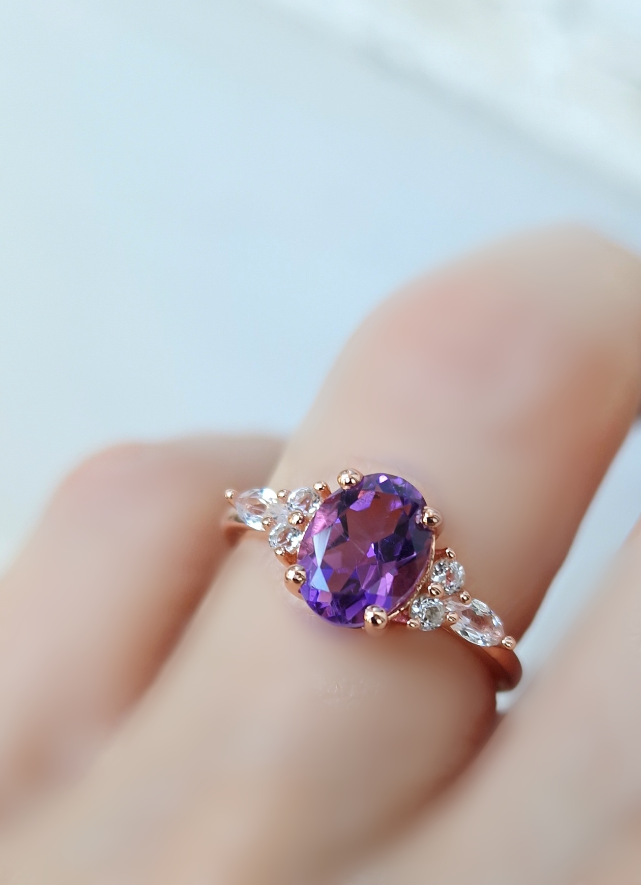 Bague Divine en argent 925 doré or rose sertie d’une améthyste ovale et de topazes incolores