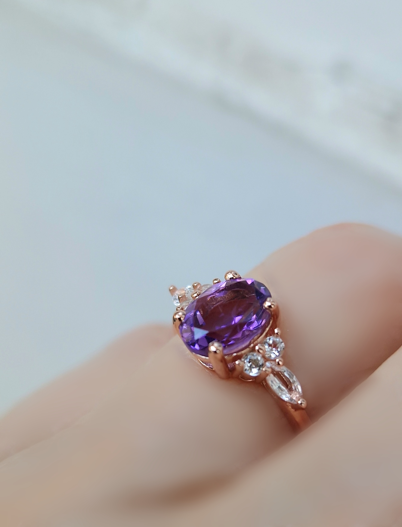 Bague Divine en argent 925 doré or rose sertie d’une améthyste ovale et de topazes incolores