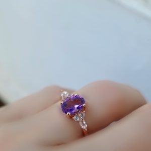 Bague pour femme en argent 925 doré or rose sertie d'une améthyste ovale et de topazes incolores