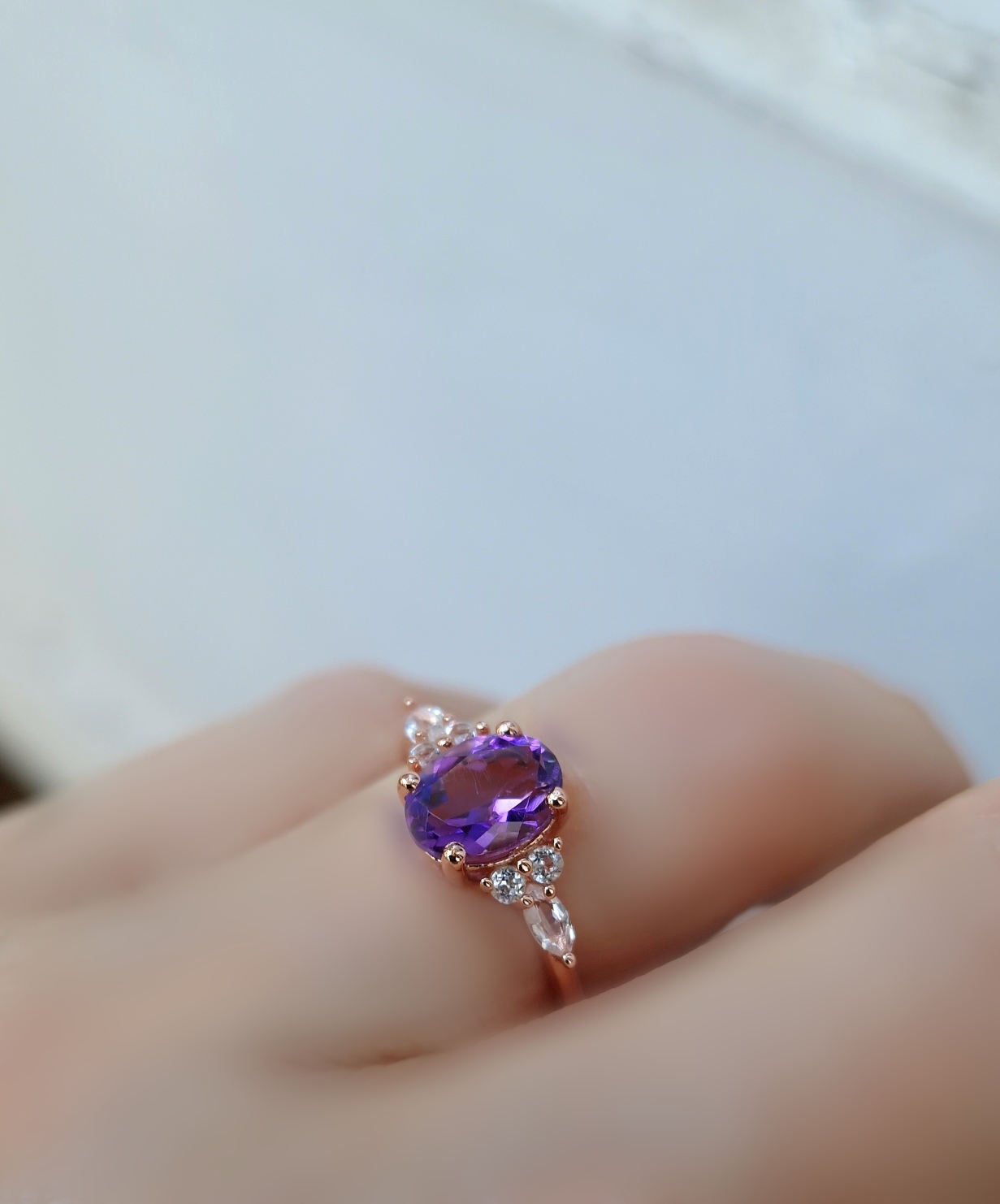 Bague Divine en argent 925 doré or rose sertie d’une améthyste ovale et de topazes incolores