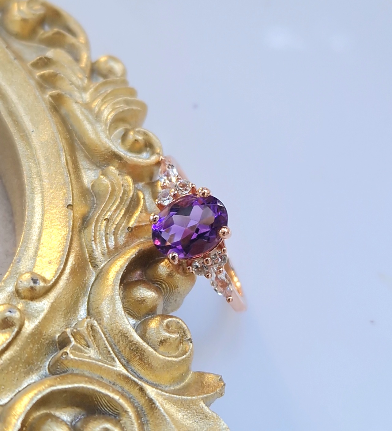 Bague Divine en argent 925 doré or rose sertie d’une améthyste ovale et de topazes incolores