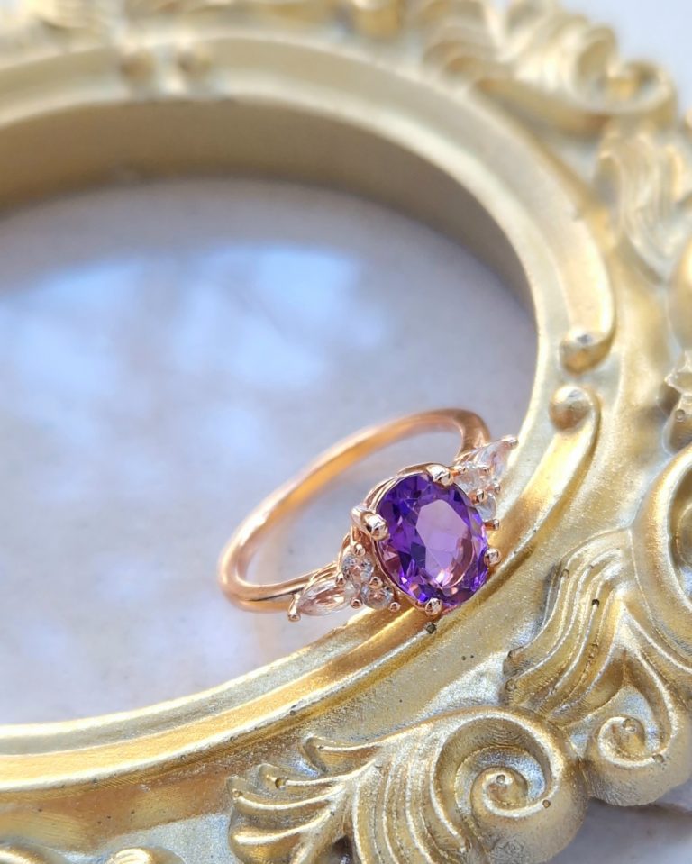 Bague pour femme en argent doré or rose sertie d'une améthyste ovale et de topazes incolores