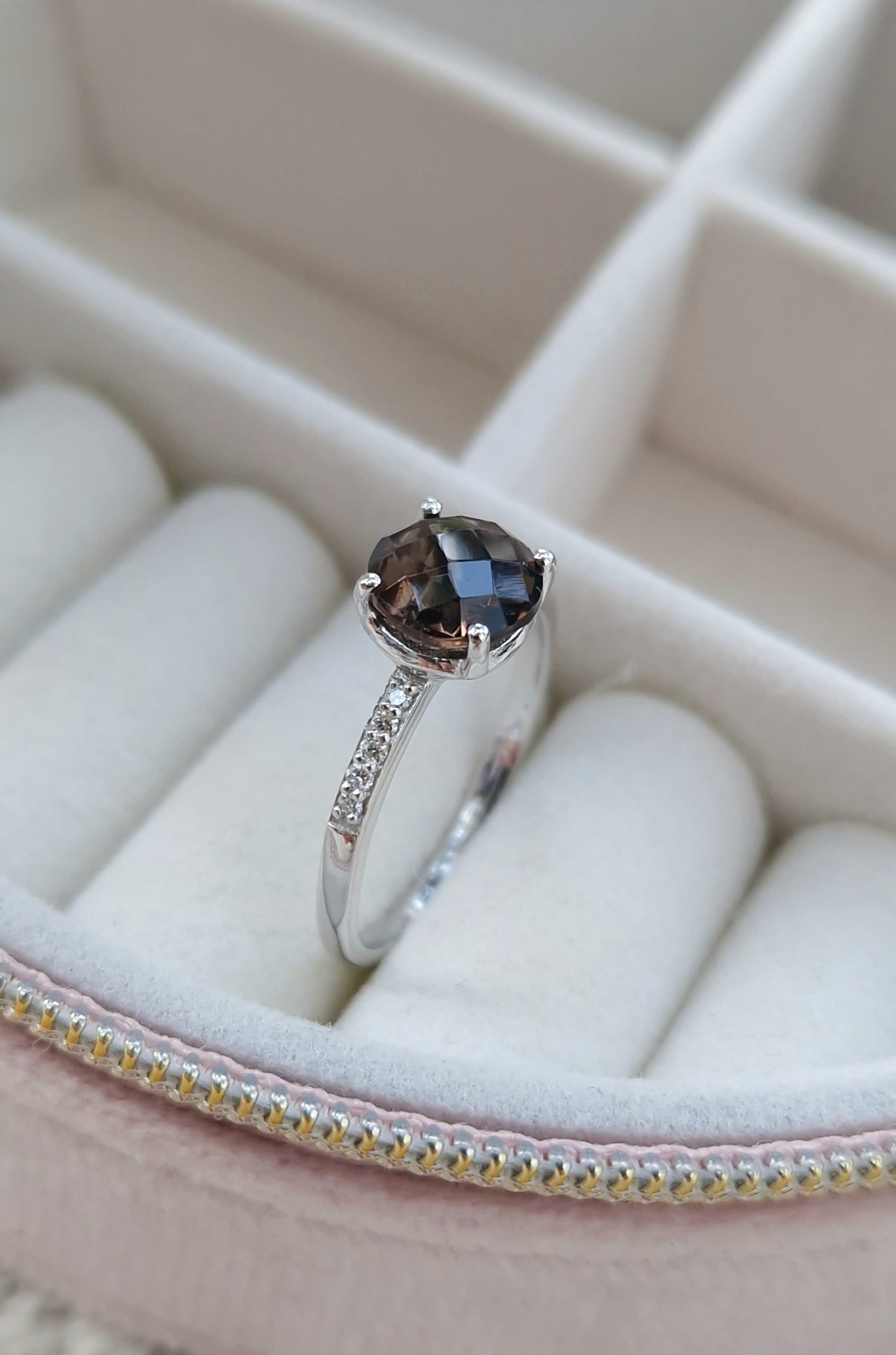 Bague Pompon pavage diamants argent 925 rhodié sertie d’un quartz fumé rond et d’un pavage en diamants sur l’anneau -AlexBok gemmologue et créatrice de bijoux pour femme en pierres naturelles Bague Pompon pavage diamants argent 925 rhodié sertie d’un quartz fumé rond et d’un pavage en diamants sur l’anneau -AlexBok gemmologue et créatrice de bijoux pour femme en pierres naturelles