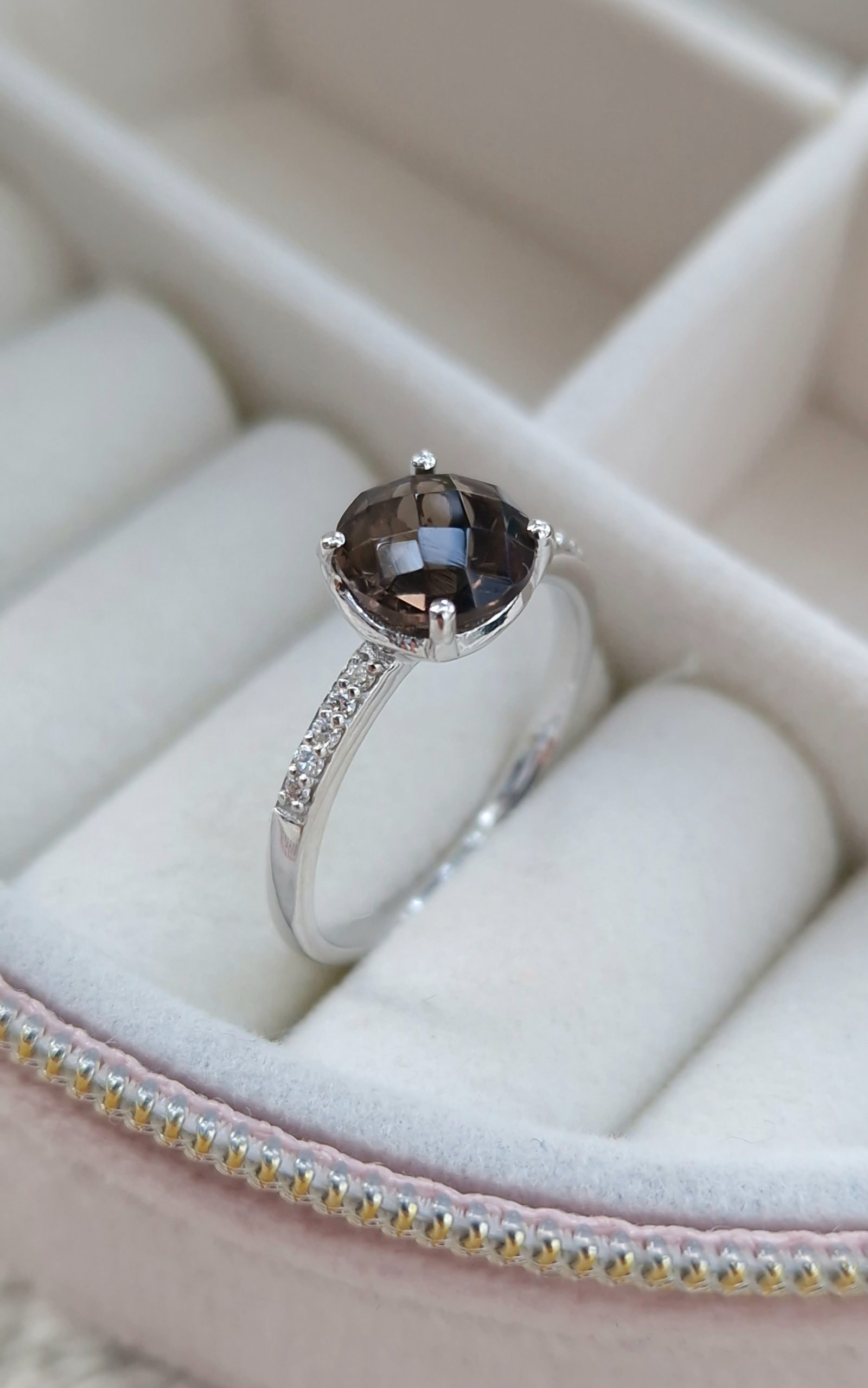 Bague Pompon pavage diamants argent 925 rhodié sertie d’un quartz fumé rond et d’un pavage en diamants sur l’anneau -AlexBok gemmologue et créatrice de bijoux pour femme en pierres naturelles Bague Pompon pavage diamants argent 925 rhodié sertie d’un quartz fumé rond et d’un pavage en diamants sur l’anneau -AlexBok gemmologue et créatrice de bijoux pour femme en pierres naturelles