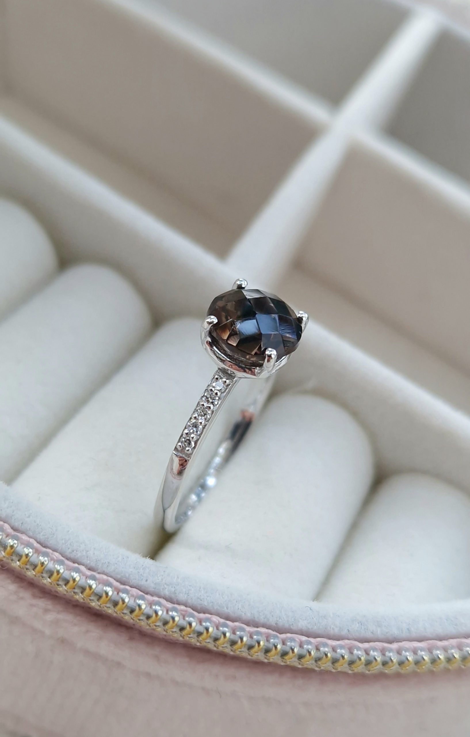 Bague Pompon pavage diamants argent 925 rhodié sertie d’un quartz fumé rond et d’un pavage en diamants sur l’anneau -AlexBok gemmologue et créatrice de bijoux pour femme en pierres naturelles Bague Pompon pavage diamants argent 925 rhodié sertie d’un quartz fumé rond et d’un pavage en diamants sur l’anneau -AlexBok gemmologue et créatrice de bijoux pour femme en pierres naturelles